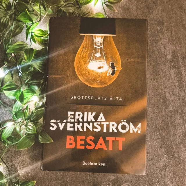 📚 ⒷⓄⓀⓇⒺⒸⒺⓃⓈⒾⓄⓃ 📚
𝐓𝐢𝐭𝐞𝐥: Besatt
𝐀𝐯: Erika Svernström
𝐆𝐞𝐧𝐫𝐞: Thriller
𝐔𝐭𝐠𝐢𝐯𝐞𝐧 𝐚𝐯: Bokfabriken
𝐁𝐞𝐭𝐲𝐠: ❤️❤️❤️❤️❤️

𝐇𝐚𝐧𝐝𝐥𝐢𝐧𝐠:
Flera unga kvinnor försvinner spårlöst på olika platser i landet. Journalisten Thea Bergfalk sitter fast med att skriva om inredning och kändisar, men hoppas att snart bli kriminalreporter. När hon inte får tjänsten går hon i taket och förlorar både jobb och lägenhet. På egen hand börjar hon nysta i fallen med de försvunna kvinnorna, som tar en ny vändning när en av kvinnornas pappa hittas hängd i sin dotters rum. Strax därpå cirkulerar rovfåglar runt en säck på en åker som visar sig innehålla en av kvinnorna...

𝐑𝐞𝐜𝐞𝐧𝐬𝐢𝐨𝐧:
Det är kanske lite tidigt att säga det nu, men det här måste vara en av årets bästa böcker! Det är sällan jag är så investerad i en bok som jag var under läsningen av denna. Jag var så frustrerad varje gång Thea hade kontakt med sin familj och varken fick svar på sina frågor eller fick gehör för det hon sa. Trots att jag inombords skriker på karaktärerna när de gör korkade val eller inte gör saker tillräckligt snabbt – likt när jag kollar på skräckfilm – så älskar jag karaktärerna och framförallt Thea och Mikael som jobbar med och kring fallet med de försvunna kvinnorna. Boken berättas tillfälligt ur många olika personers perspektiv, vilket gör att historien expanderar ju mer man läser. Allting knyts ihop riktigt snyggt på slutet och trots att det är över 500 sidor så ville jag läsa mer. Det här är helt klart en av mina favoriter i år för den är lika välskriven och spännande som mina favoriter Pascal Engmans och Johan Brännströms böcker. Längtar redan efter nästa bok av Erika! Rekommenderas varmt!

#Besatt #ErikaSvernström #bokfabriken @bokfabriken @erikasvernstrom #BrottsplatsÄlta #booklover #boktips #bookstagram #bibliophile #bokrecension #booktok #instabooks