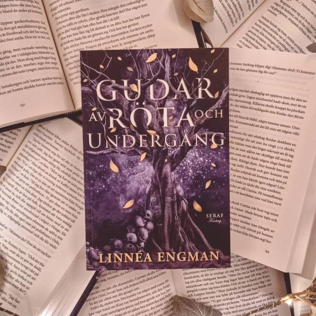 📚 ⒷⓄⓀⓇⒺⒸⒺⓃⓈⒾⓄⓃ 📚
𝐓𝐢𝐭𝐞𝐥: Gudar av röta och undergång
𝐀𝐯: Linnéa Engman
𝐆𝐞𝐧𝐫𝐞: Fantasy
𝐔𝐭𝐠𝐢𝐯𝐞𝐧 𝐚𝐯: Seraf förlag
𝐁𝐞𝐭𝐲𝐠: ❤️❤️+

𝐇𝐚𝐧𝐝𝐥𝐢𝐧𝐠:
Idunn är älskarinna till en gud som kan ge henne allt hon längtat efter och trots relationens destruktiva natur stannar hon vid hans sida. Han använder henne som en pjäs på ett bräde, en väsentlig del i att ta makten från sin bror. Trots att hon svurit sin lojalitet inser Idunn mer och mer att hon måste sätta stopp för hans planer. Hon allierar sig med gudarnas fiender och en sprakande romans riskerar allt. Tryggheten hon söker kommer med ett högt pris. Undergång eller frihet? Och Idunn måste göra sitt val.

𝐑𝐞𝐜𝐞𝐧𝐬𝐢𝐨𝐧:
Jag kompisläste den här boken med Linn och Madelene då vi var sugna på att läsa mer svensk fantasy och den här har fått väldigt bra omdömen. Då jag inte visste mycket om boken innan jag började läsa så blev jag förvånad över inledningen där huvudpersonen Idunn är i en ovanligt destruktiv relation. Jag har svårt att förstå den typen av relationer och fastnade aldrig för Idunn. Hon utvecklas en under bokens gång, men är ganska naiv och enerverande. Hon hittar senare i boken ett nytt kärleksintresse och tränar upp sig hos fyrierna, men trots det så blir jag aldrig riktigt vän med henne. Boken är däremot väldigt lättläst och har ett väldigt bra språk för att vara en debut, men det känns som att det är för mycket händelser som trycks ihop på för få sidor. Jag får heller ingen känsla för hur lång tid som passerar mellan händelserna, och jag hinner därför inte riktigt fästa mig vid karaktärer och världen som sådan då jag inte kan se den framför mig. Jag föreställde mig istället världen från senaste God of War-spelen där man också förflyttar sig mellan de olika rikena på världsträdet Yggdrasils grenar. Nordisk mytologi är ett av mina favoritämnen, så jag uppskattar verkligen alla referenser, även om det är en egen berättelse. Jag kommer läsa uppföljaren och tror att jag kommer att tycka bättre om Idunns syster Caruwynn i nästa bok.

#gudaravrötaochundergång #linneaengman #serafförlag #booklover #boktips #bookstagram #bibliophile #bokrecension #booktok #instabooks