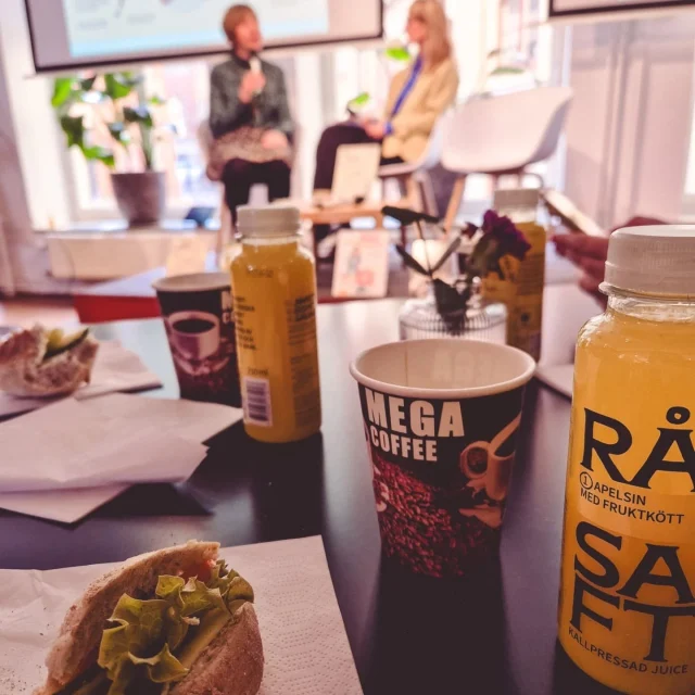 ☕ 🅱🅾🅺🅴🆅🅴🅽🆃 ☕
Det blev en tidig morgon för mig så att jag kunde ta bussen in till barnboksfrukosten med @rabensjogren och @b.wahlstroms på Riddarholmen. Väl där så hade jag sällskap av @linnjbookis och @minbokigavardag medan vi åt goda mackor och lyssnade på författarna. 

📗 "En bok om våren" av Lena Sjöberg
En vackert illustrerad antologi med fakta och rim där det ska komma ut en bok per årstid. Samma områden förekommer i varje bok så att man kan jämföra med tidigare böcker. Kul idé! 

📗 "UFO klubben: Katternas hemlighet" av Måns Nilsson & Kim W. Andersson
Det här är en supersnygg bok i serieboksformat som är inspirerad av Handbok för superhjältar och full av häftiga katter. I boken så visar det sig att alla katter på jorden aliens - vilket känns ganska logiskt. 

📗 "Känner du Astrid Lindgren" av David Sundin
Via video så berättade David om sin bok som handlar om Astrid, roliga och intressanta saker som barn och unga kanske inte redan vet om henne. 

📗 "Gömda bestar: En kryptozoologs loggbok" av Ida Kjellin & Lina Blixt
En äventyrsbok som kretsar kring kryptider, alltså djur som man inte kan bevisa finns. 

📗 "Bebisåtervinningen" av Mia Breitholtz & Louise Winblad
En bok som handlar om en tjej som önskar sig ett syskon, men sen får hon två vilket hon absolut inte vill ha så hon försöker "återvinna" sina syskon. 

📗 "Välj väg ur dimman" av Petter Malmehed & Peter Bergting
Via video så berättade Petter om boken som ska vara en interaktiv bok, likt ett tv-spel där läsaren måste göra val för att komma ut ur dimman. 

📗 "Blodiga tänder: Basketbollar och blodpudding" av Daniel Thollin
En bok om Conny och hans marsvin Brutus som blir förvandlade till vampyrer vilket blir jobbigt då hans mormor är vampyrjägare. 

📗 "Osynligt" av Annika Hedin & Karin Cyrén
En bilderbok utöver det vanliga, allt som inte syns, men ändå finns – vad är det egentligen? Det goda i sylten och det som knottrar huden när vi sjunger. 

@månsnils @kimwandersson @ida_kjellin @linablixtart @miabreitholtz @hejhejvardag @deklaration @danielthollin @annica_dehlin @karincyren
#barnbok #barnböcker
