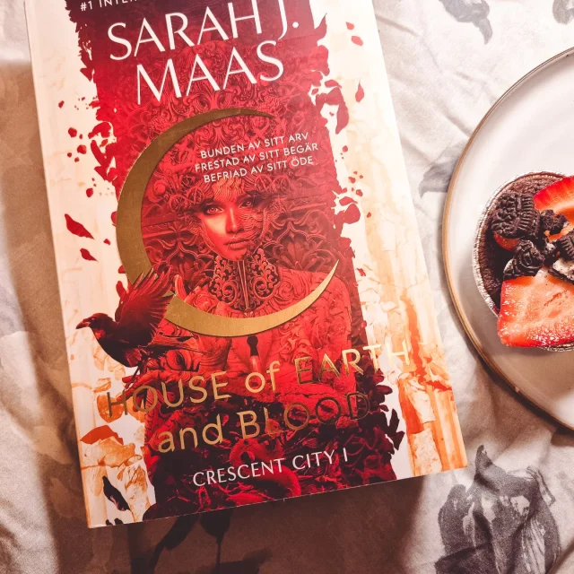 📚 ⒷⓄⓀⓇⒺⒸⒺⓃⓈⒾⓄⓃ 📚
𝐓𝐢𝐭𝐞𝐥: Crescent City 1: House of Earth and Blood
𝐀𝐯: Sarah J. Maas
𝐆𝐞𝐧𝐫𝐞: Fantasy, Deckare
𝐔𝐭𝐠𝐢𝐯𝐞𝐧 𝐚𝐯: Gondol
𝐁𝐞𝐭𝐲𝐠: ❤️❤️❤️❤️

𝐑𝐞𝐜𝐞𝐧𝐬𝐢𝐨𝐧:
Det var länge sedan jag läste något av Sarah J. Maas och jag har inte läst A Court of Thorns and Roses-serien som man tydligen borde läsa innan Crescent City-serien. Trots det så hade jag inte svårt att komma in i den här unika världen influerad av allt från nordisk till grekisk mytologi och andra kända berättelser. Det är en av de tjockaste böckerna jag läst på flera år, vilket gjorde att det tog ett tag att lära känna alla karaktärer, men när jag väl gjort det så var de svåra att släppa. Alla är förstås otroligt vackra och sexiga, vilket känns lite endimensionellt, men jag köper det då det handlar om alver och andra övernaturliga väsen. Bryce som huvudperson är så lätt att tycka om trots att hon super, festar och gör en hel del annat för att döva smärtan av förlusten av sin bästa vän. Hon är en klassisk Maas-hjältinna som givetvis visar sig vara speciell på mer än ett sätt. Jag gillar även Hunt, som kompletterar Bryce på ett ypperligt sätt och är en härlig typ på många sätt… Det finns så klart lite romantik i boken, men det är extrem slow burn och förväntar man sig mycket sex så blir man nog besviken. Det här är – enligt mig – inte Romantasy utan huvudsakligen en deckare med fantasyinslag och en normal dos med kärlek. Kapitlen i slutet är extremt spännande och värt 5/5 i betyg, men boken som helhet känns på tok för lång – hade man klippt bort 200 sidor av utfyllnad så hade det inte påverkat handlingen nämnvärt. Det är inledningen och slutet som gör boken till en av mina bästa läsupplevelser i år och gav mig tillbaka suget efter fantasy igen. Rekommenderas varmt till er som inte är rädda för långa böcker!

#CrescentCity #HouseofEarthandBlood #SarahJMaas @albertbonniersforlag #gondolförlag #booklover #boktips #bookstagram #bibliophile #bokrecension #booktok #instabooks