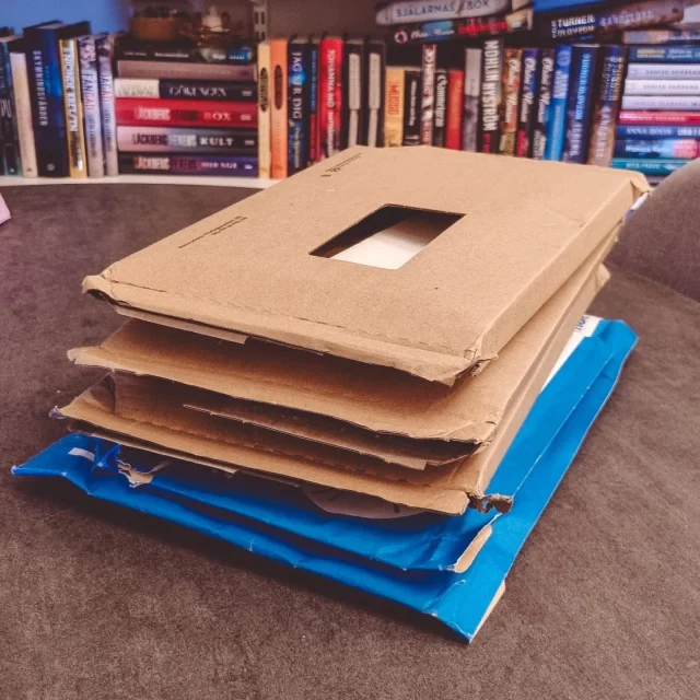 📦 𝑩𝒐𝒌𝒑𝒐𝒔𝒕 - del 1 📦
Det är ett heltidsjobb att läsa allt jag köper och får hem, men jag älskar verkligen att hitta bokpost i brevlådan ❤️ Det här har jag fått hem de senaste veckorna.

🔹️ Väsenjägarna 2: Jerff av Sophia Larsson 🔹️
"Livet som väsenjägare kommer aldrig med några garantier om överlevnad, det är hårt, brutalt och kräver fullt fokus för att inte möta en våldsam död.

Men Nelly är mer än bara väsenjägare, hon är också gymnasieelev på dagtid och får jonglera sitt dubbelliv som väsenjägare med kompisbråk, jobbiga skoluppgifter och oönskad uppmärksamhet.

Det är fortfarande spänt mellan Nellys familj och de oerfarna väsenjägarna, men när tecken börjar visa sig att ett nytt sorts väsen tömmer skogarna på vilddjur så behöver familjerna samarbeta för att hitta en lösning innan djur inte längre räcker till för att hålla varelsen nöjd.

En sak är säker. Det finns något hungrigt i skogarna..."

🔹️ Mörkret faller över skogen av Mons Kallentoft & Karolina Kallentoft 🔹️
"Inom loppet av ett dygn hittas en dränkt hingst och en mördad tonårspojke i de djupa skogarna utanför Nässjö. Polischef Alexander Stenborg, som nyligen har tvingats lämna Stockholmspolisen under förnedrande omständigheter, gör först ingen koppling mellan de två händelserna.

Alexander har flyttat med sin fru Sofia till den idylliska byn Ormaryd, och de hoppas på en nystart i förhållandet. Sofia som är gravid har bestämt sig för att knyta an till sin mamma och morfar efter karriäråren i Stockholm. Trots att hennes mamma är motsträvig och morfar dement är Sofia fast besluten att ta reda på vem som är hennes pappa.

Men människorna i byn beter sig märkligt, inte minst den pastor som håller i ett tältmöte. Det är något som inte står rätt till i den lilla byn."

Tema skogen kan man säga, jag ser verkligen fram emot att läsa dessa! 🥰

#Väsenjägarna #SophiaLarsson @forfattare.sophia #lavaförlag @lavaforlag #Mörkretfalleröverskogen #Kallentoft #Ormarydsmorden #norstedts @norstedts_forlag #bokpost #boknyheter #boktips #bookstagram #bokstagrammare